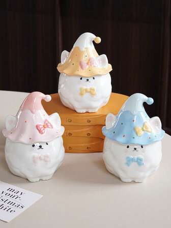 1个陶瓷小狗马克杯，带盖，造型精致可爱，饰有蝴蝶结小狗图案，配有魔法帽式杯盖。是家居装饰、节日聚会、厨房/餐厅餐具的理想之选，非常适合下午茶或咖啡，也是特殊场合的精美礼物。