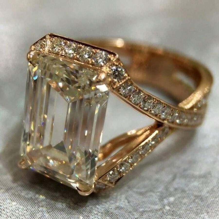 14K镀金公主方形切割合成立方氧化锆订婚戒指，闪耀夺目，魅力四射，是婚礼、派对、情人节、圣诞节送给她的完美礼物。 - 金色 - 查看 1