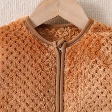 1件新生儿杏色柔软绒面宽松可爱睡袋襁褓，适合宝宝更好地休息