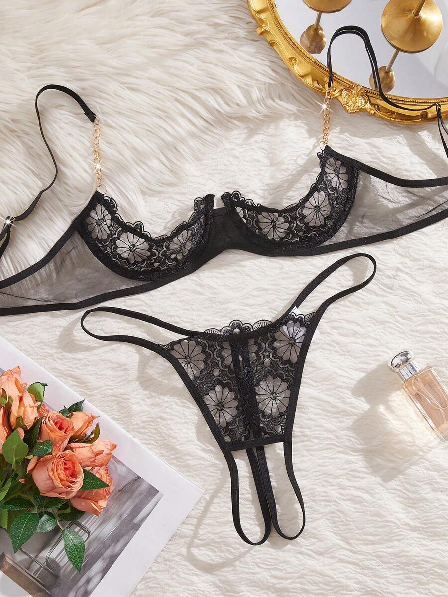 女士性感内衣套装，黑色刺绣蕾丝饰边配金色链条，1/4罩杯开衩镂空设计