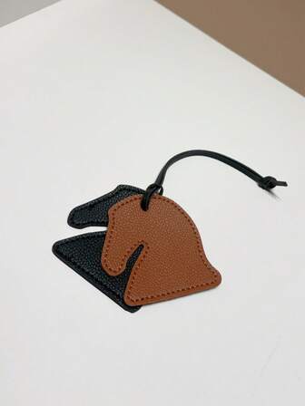 1件装，双缝线设计，纯色PU材质，时尚简约，百搭，图案包括帅气有趣的动物、马、马头等，可用作钥匙扣、车挂件、背包挂件、单肩包挂件、斜挎包挂件、手提包挂件、托特包挂件、腋下包挂件、其他收纳袋挂件、腰带挂件等，也可用于行李箱、防丢标签、挂牌等用途。适合情侣、学生、男士、女士、学校、工作、通勤、日常约会、假期、旅行和商务出行等场合，也适合赠送给女朋友、男朋友、母亲等作为小礼物或生日礼物。