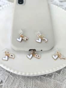 白色心形26字母防尘塞，字母心形手机耳机充电口保护盖配件，适合DIY手机装饰，通用Type-C充电口防尘塞