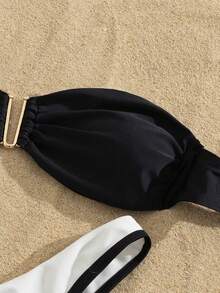 女士性感优雅舒适比基尼套装，配有可拆卸肩带抹胸上衣和系带泳裤，黑白撞色设计，高弹面料，V形装饰，适合春夏季节海滩、泳池、派对等场合。 - 黑與白 - 查看 5