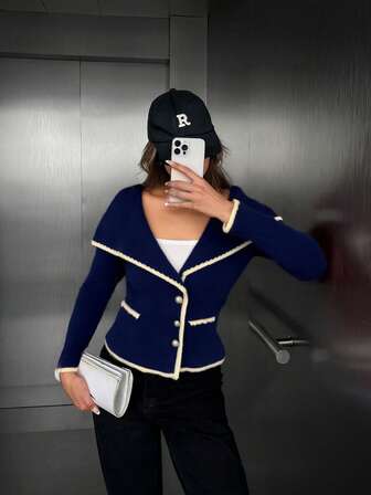 外出上衣 女士外套 女士秋装 女士冬装 秋冬都市休闲装 女士秋冬优雅针织系列 秋冬女装款式 蓝色镶边波浪条纹修身套头衫 秋冬时尚舒适百搭休闲装 简约居家通勤 纽扣装饰设计V领长袖女士套头衫 2025新品