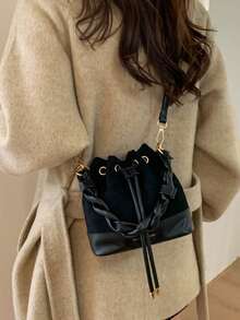 现代宣言抽绳水桶包 | 哑光棕色 * 编织手柄 展现都市复古美学 多功能收纳，诠释质感与实用性的完美平衡理念 深棕色哑光皮革包身，呈现流畅的哑光质感 - 彩色 - 查看 5