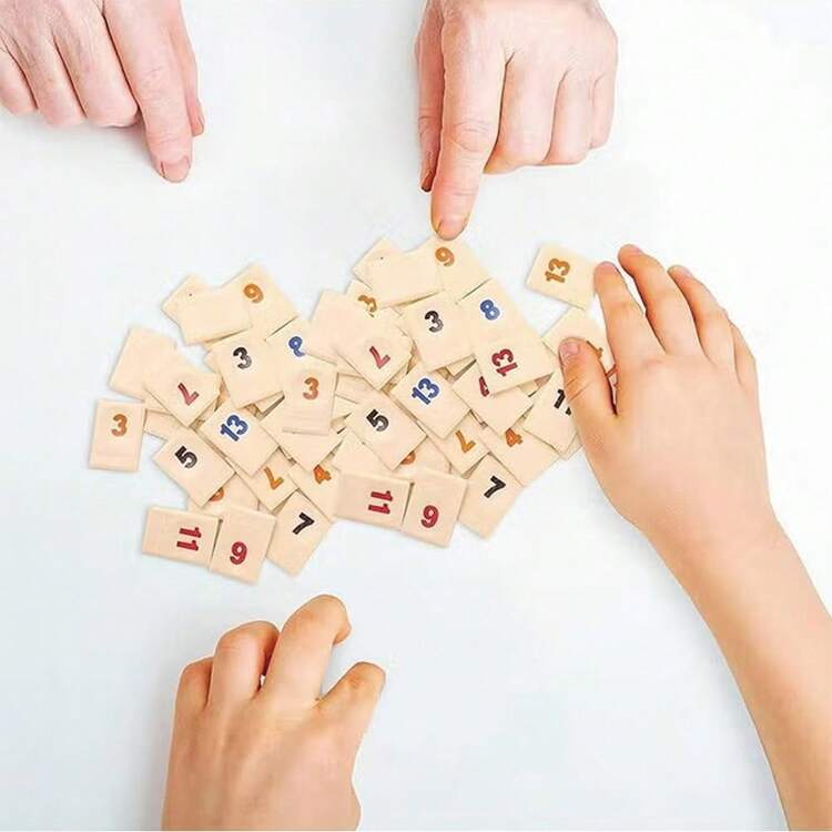 拉米牌游戏套装（含4个牌架），106片装拉米牌游戏套装（含便携盒），拉米牌旅行套装（含4个牌架），适合家庭、青少年和成人的经典棋盘游戏，益智解谜游戏 - 彩色 - 查看 6