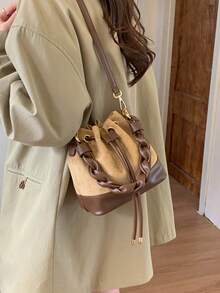 现代宣言抽绳水桶包 | 哑光棕色 * 编织手柄 展现都市复古美学 多功能收纳，诠释质感与实用性的完美平衡理念 深棕色哑光皮革包身，呈现流畅的哑光质感 - 彩色 - 查看 7