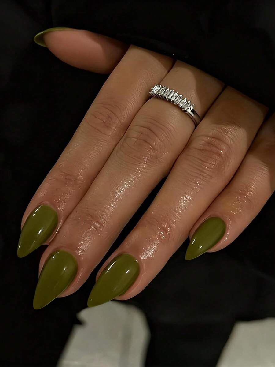 24片橄榄绿亚克力杏仁形哑光苔藓绿假指甲，中号不透明纯色美甲贴纸，带背胶，可重复使用软胶