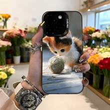 Funda de telefono con borde de metal negro con estampado de gatito jugando con ovillo de hilo y texto CASETTO para uso diario en tiendas de flores Aplicable a los teléfonos de la serie Apple y Galaxy - Blanco - Ver 3