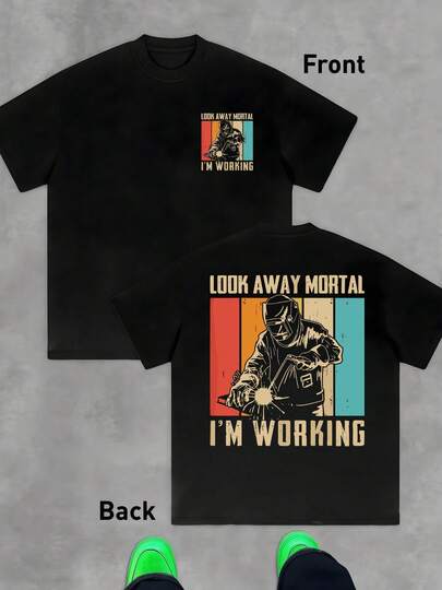 Soldador concentrado con máscara protectora y destellos de luz que simbolizan el esfuerzo y la fuerza del trabajo manual reflejando orgullo profesional y energía ardiente camiseta de hombre Doble cara 100% algodón 220g