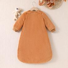 1件新生儿杏色柔软绒面宽松可爱睡袋襁褓，适合宝宝更好地休息