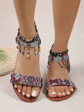 1双女士刺绣串珠波西米亚风T字带平底凉鞋