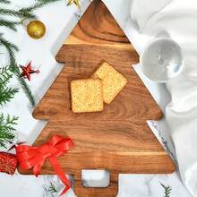 Christmas Tree-Shaped Cutting Board Holder With Handle - 33 Cm X 23 Cm X 1.5 Cm. Wood Grain Design, Sturdy Wooden Structure, Suitable For Cutting Vegetables, Fruits, Cooked Food, Cheese Board, Easy To Clean, Home Decoration Tray, Serving Plate For Party Food, Ideal Gift Choice For New Year, Mother's Day, And Cooking Enthusiasts.
