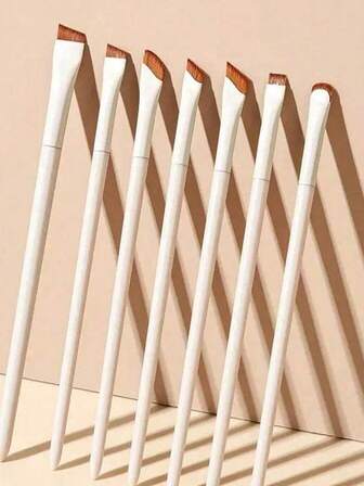 4支/7支/9支眼影刷晕染眼妆蚕丝刀片细节眼线刷全套化妆工具化妆刷套装，包含刷子、眉刷、眼影刷、螺旋刷等。