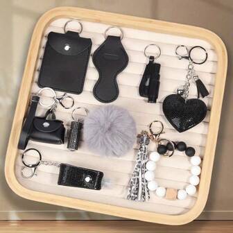 9件套防狼钥匙扣套装，PU皮革材质，包含破窗器、零钱包、卡包、水晶药瓶、洗手液瓶、硅胶珠手链、流苏钥匙扣、包包挂件，是送给朋友、同事、父母的绝佳圣诞礼物。