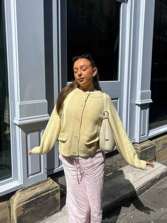 秋冬新款奶油黄圆领单排扣针织开衫女装上衣，时尚简约韩式浪漫，温柔甜美街头慵懒风，适合日常外出约会、通勤等场合，女式毛衣外套，时尚秋季万圣节必备单品