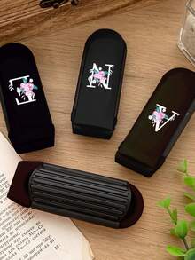 Lược gương gấp 2 trong 1 - Di động, in chữ hoa trắng từ A-Z, kèm sticker vàng tự dán, dụng cụ làm đẹp du lịch hiện đại, lược gấp có gương trang điểm, tiện lợi mang theo, món quà hoàn hảo cho gia đình, bạn bè, học sinh, đồng nghiệp và giáo viên. Thích hợp làm quà tặng Ngày Nhà giáo, Lễ Tạ ơn, Giáng sinh, Năm mới, Ngày Valentine. - Nhiều màu - Xem 7