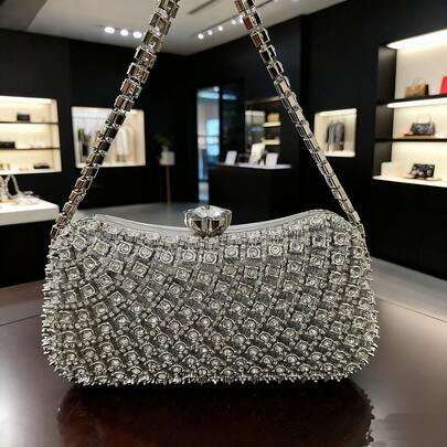 时尚奢华水晶点缀派对手拿包，闪亮腋下包，水晶装饰晚宴包，适合出席婚礼、派对和盛大晚宴的时尚女性，完美搭配连衣裙和礼服，是女士必备的包款。