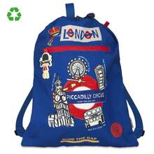 Mochila saco infantil Londres de Pepita Viajera: perfecta para actividades extraescolares y aventuras en familia. Con diseño educativo inspirado en Londres, estimula la curiosidad de los pequeños exploradores. Benefíciate de su bolsillo exterior con cremallera y forro interior para guardar objetos esenciales. Fabricada con material RPET reciclado, es resistente, fácil de limpiar y respetuosa con el medio ambiente. Asa adicional y tirantes ajustables para mayor comodidad y versatilidad. Medidas ideales 41x32 cm. - Azul - Ver 3