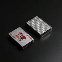 一副防水柔韧银色扑克牌，带盒，设计精美，非常适合派对、游戏、送礼和庆祝活动，防弯折，送礼佳品。银色扑克牌，高级银色扑克牌 - 防水、防弯折、柔韧，设计精美，带盒，是派对、游戏和送礼的完美之选。