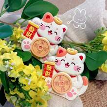 1pc Rotating Lucky Cat Fridge Magnet, New Year Decoration, Rotating Fortune God Decorative Sticker, Auspicious Fortune God Fridge Magnet, Office Desk Decor, Resin Craft Gift Accessory, Holiday Small Gift