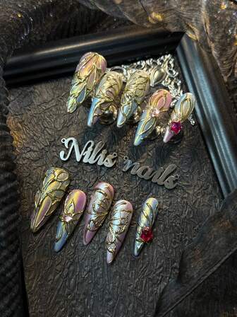 10 piezas Uñas postizas estilo coreano con decoración 3D en dorado, estilo cromado Y2K de cobertura total para expresar tu amor. Juego de uñas con estampado tie-dye en lila claro y azul, estilo punk europeo, princesa bohemia y decoración de festival de música nórdica de cobertura total. Accesorios de uñas 3D con bolas de acero y gemas brillantes de colores.