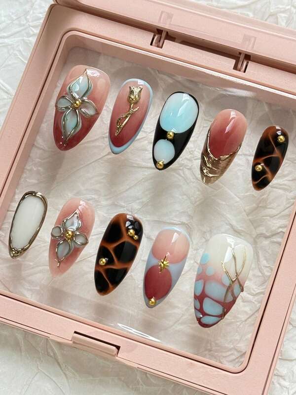 10 Stück Mandel-Aufkleb-Nägel, Vintage Eleganz, mit blau handgeschnitzten Blumen, Chrom-Tulpen-Akzenten, goldener Linienkante & braunen Bernsteinmustern, abnehmbares, wiederverwendbares Design für Frauen und Mädchen, geeignet für den täglichen Gebrauch von Frauen und Mädchen, für alle Jahreszeiten, als modisches Geschenk für Arbeit, Festivals und Reisen mit Gelee-Kleber und Nagelfeile Nagelbedarf