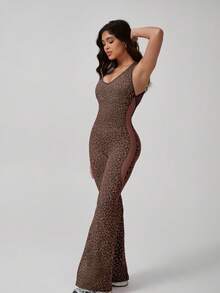 释放你的野性！这款终极豹纹连体裤采用性感交叉露背设计和喇叭裤腿，打造引人注目的轮廓，提升并修饰身材。