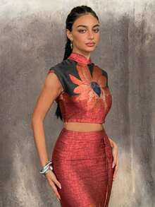 Faeriesty بلوزة صينية جديدة فاخرة للنساء مع ياقة صغيرة على الطراز الصيني وأكمام قصيرة أنيقة، تتميز بنقش زهري فني - مثالية للعشاء الرسمي وحفلات السجادة الحمراء وحفلات الزفاف الفاخرة والولائم الرسمية والفعاليات التجارية الرفيعة لتعزيز الرقي والأناقة في التجمعات الراقية. ملابس رأس السنة الجديدة - احمر خشبي - مشاهدة 7