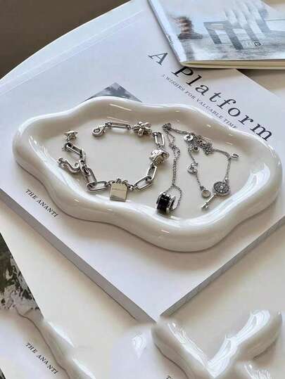 一款白色极简奢华风格的云朵形托盘。一款简约的装饰艺术托盘，可用于展示化妆品，也可用作简约的云朵形展示板或家居装饰桌面化妆品托盘。