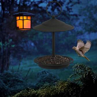 En ny utomhusfågelmatare i metall, en enkel, svart hängande fågelmatare, en smidesjärnsarbetad vildfågelmatare, ett stycke smidesjärn för heminredning, utformad för att locka till sig olika fågelarter, den fungerar som en vacker trädgårds- och innergårdsdekoration och en perfekt present till fågelentusiaster.