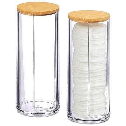 这款透明塑料立式收纳盒配有竹盖，轻巧便携，圆柱形设计，适用于浴室、梳妆台、化妆品和洗漱用品，现代简约风格，方便取用物品（无需组装）。它旨在最大限度地利用台面空间，减少杂乱，是收纳化妆品、护肤品、刷子、指甲油、洗漱用品和水疗用品的理想之选。这款收纳盒非常适合宿舍、公寓和家庭梳妆台空间。透明耐用的塑料盒身搭配天然竹盖，防潮易清洁，是紧凑型浴室、梳妆台、药柜和卧室的节省空间解决方案，既能提升简约时尚的装饰风格，又能改善工作流程和物品可见性。