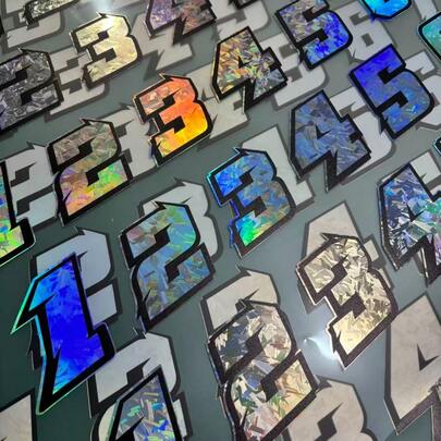 1 pezzo Adesivi con numeri da gara per moto 0-9 - Effetto olografico iridescente, resistenti all'acqua e ai graffi, decalcomanie per carrozzeria, serbatoio, casco, pannelli laterali, baule della moto - Multicolore (blu/rosa/verde/viola) - Compatibili con superfici in metallo e vetro, copertura graffi, decorazione casco, grafica da corsa, adesivo duraturo, vinile di alta qualità, grafica serbatoio, appassionati di motorsport