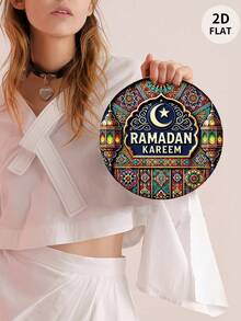 一幅以斋月为主题的伊斯兰风格装饰画，圆形构图。主文字为“斋月吉祥”（RAMADAN KAREEM），配以新月图案、色彩缤纷的阿拉伯灯笼和精致的伊斯兰花卉纹样，可作装饰挂件，采用二维表面印刷工艺，亦可作木质标牌。适用于场景装饰、墙面悬挂、餐厅、酒吧、店铺、咖啡馆等场所。 - 彩色 - 查看 1