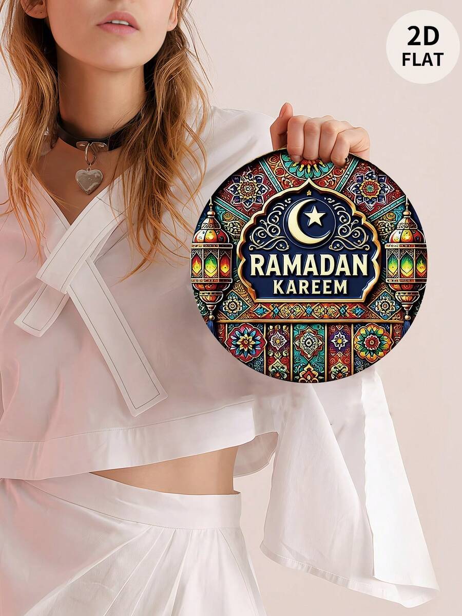 一幅以斋月为主题的伊斯兰风格装饰画，圆形构图。主文字为“斋月吉祥”（RAMADAN KAREEM），配以新月图案、色彩缤纷的阿拉伯灯笼和精致的伊斯兰花卉纹样，可作装饰挂件，采用二维表面印刷工艺，亦可作木质标牌。适用于场景装饰、墙面悬挂、餐厅、酒吧、店铺、咖啡馆等场所。 - 彩色 - 查看 1