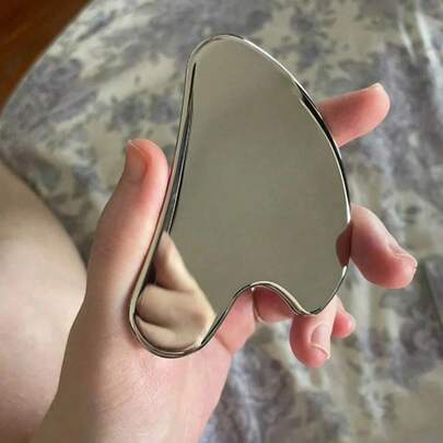 1 chiếc bảng Gua Sha hình trái tim bằng thép không gỉ, dùng để massage mặt, bảng massage thư giãn cơ bắp cầm tay, dụng cụ Gua Sha mặt bằng thép không gỉ - Dụng cụ massage mặt - Bảng Gua Sha kim loại nhẵn và bền dùng cho mặt và cơ thể, giảm sưng tấy - Bảng massage Gua Sha hình trái tim (Bạc) Dụng cụ Gua Sha mặt bằng thép không gỉ Bảng Gua Sha