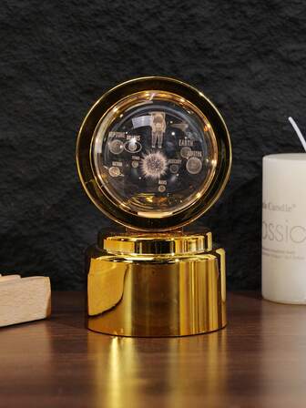 一款男女皆宜的金色底座水晶桌面小夜灯摆件，玻璃球装饰摆件，USB供电，可作为礼物赠送。