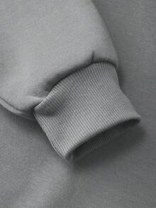 Dieses einfarbige Sweatshirt mit Rundhalsausschnitt für Jungen besticht durch einen lustigen Cartoon-Print. Das lässige und vielseitige Sweatshirt hat überschnittene Schultern und ist aus dickem, warmem Fleece gefertigt – ideal für Herbst und Winter. Die langen Ärmel sind für zusätzlichen Tragekomfort mit Baumwolle gefüttert.