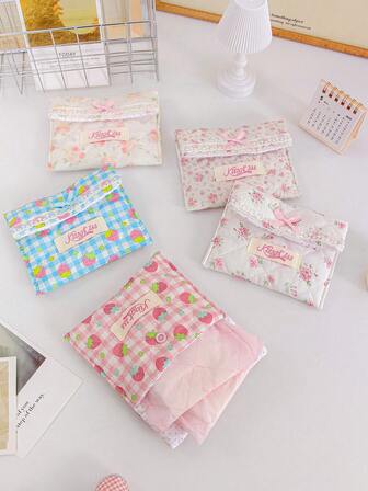 1ชิ้น กระเป๋าเก็บลิปกลอสลายสตรอเบอร์รี่น่ารักและลายดอกไม้พร้อมโบว์, กระเป๋าเก็บผ้าอนามัย, กระเป๋าใส่บัตร, กระเป๋าใส่ของแบบเย็บ, ผ้าเนื้อนุ่มพร้อมกระดุมแป๊ก, กระเป๋าจัดระเบียบอเนกประสงค์สำหรับบ้าน/เดินทางสำหรับผู้หญิง, เด็กผู้หญิง, ของขวัญสำหรับวันเกิด, คริสต์มาสและปีใหม่ กระเป๋าใส่เครื่องสำอาง กระเป๋าใส่เครื่องสำอาง กระเป๋าใส่เครื่องสำอาง กระเป๋าใส่เครื่องสำอาง กระเป๋าใส่เครื่องสำอาง กระเป๋าใส่เครื่องสำอาง กระเป๋าใส่เครื่องสำอาง กระเป๋าใส่เครื่องสำอาง อุปกรณ์จำเป็นสำหรับการเดินทางท่องเที่ยวพักผ่อนสำหรับผู้ชาย ผู้หญิง