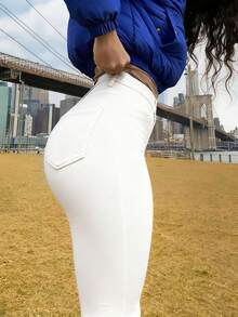 Jeans ajustados de tiro medio de denim azul oscuro con estiramiento para mujer | Pantalones casuales de uso diario que realzan el trasero y estilizan la figura - Blanco - Ver 6