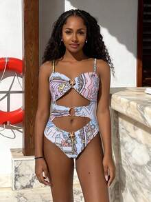 2026新款性感连体泳衣，女士无肩带领口镂空设计，彩色印花，适合度假、海滩、情人节等场合。