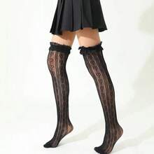 زوج من جوارب طويلة للنساء رقيقة وجذابة مطرزة بعناية بتطريز دانتيل مرن وجذاب