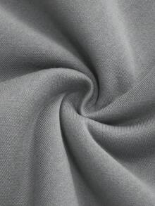 Dieses einfarbige Sweatshirt mit Rundhalsausschnitt für Jungen besticht durch einen lustigen Cartoon-Print. Das lässige und vielseitige Sweatshirt hat überschnittene Schultern und ist aus dickem, warmem Fleece gefertigt – ideal für Herbst und Winter. Die langen Ärmel sind für zusätzlichen Tragekomfort mit Baumwolle gefüttert.