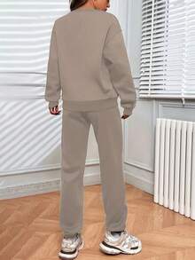 Women's Fall/Winter Fashionable Sportswear Set – Fleece-Lined For Warmth, Suitable For Fitness, Casual Running, And Training. The Loose, Stretchy Design Makes It A Must-Have For Everyday Wear After Workouts. This Two-Piece Set, Consisting Of A Sweatshirt And Trousers, Can Be Worn As Winter Sportswear, Loungewear, Or A Casual Outfit. The Classic Black Color Offers Excellent Warmth, Meeting Diverse Needs For Both Sports And Everyday Life. - cơm - Xem 2