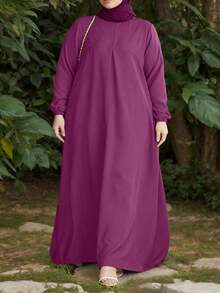 Vestido plus size estilo árabe, manga comprida, gola redonda, barra regular, tecido plano, com detalhe de bolso. - Roxa - Ver 3