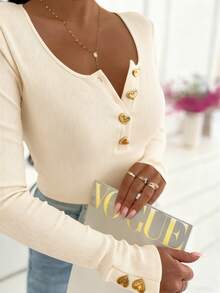 Blusa de manga larga con botones metálicos con forma de corazón y abertura media, camiseta ajustada de textura acanalada, estilo romántico y delicado, perfecta para el uso diario, salidas y citas, versátil para primavera y otoño - Albaricoque - Ver 2