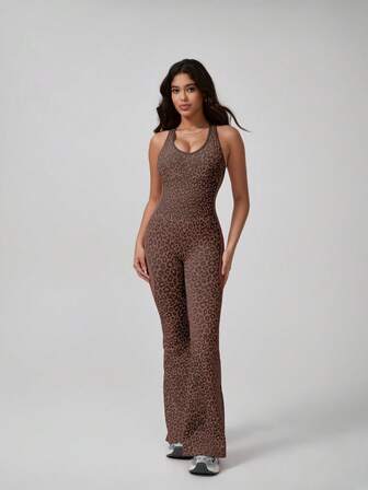¡Libera tu lado salvaje! El mono de estampado de leopardo definitivo con una espalda cruzada sexy y piernas acampanadas para una silueta llamativa que levanta y define.