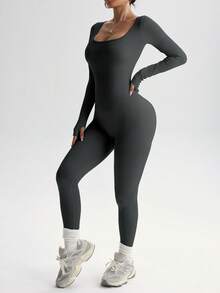 这款长袖圆领连体裤剪裁修身，收腰设计具有极佳的提拉效果，非常适合户外活动和日常穿着。这款黑色连体裤是女士冬季服装、健身服、跑步服和冬季服装的理想之选。 - 深灰色 - 查看 6