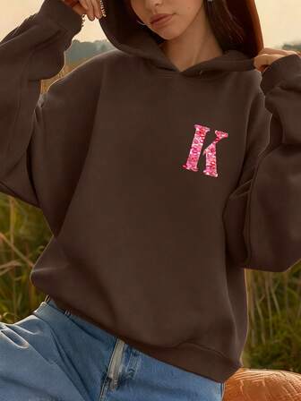 Bluza dla nastolatek w stylu Y2K. Przód zdobi litera "K" w kształcie szminki. Ta bluza z nadrukiem graficznym i okrągłym dekoltem sprawdzi się wiosną, jesienią i zimą. Okrągły dekolt jest swobodny i uniwersalny, idealny do szkoły, na wakacje, zakupy i inne okazje.