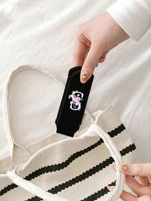 Lược gương gấp 2 trong 1 - Di động, in chữ hoa trắng từ A-Z, kèm sticker vàng tự dán, dụng cụ làm đẹp du lịch hiện đại, lược gấp có gương trang điểm, tiện lợi mang theo, món quà hoàn hảo cho gia đình, bạn bè, học sinh, đồng nghiệp và giáo viên. Thích hợp làm quà tặng Ngày Nhà giáo, Lễ Tạ ơn, Giáng sinh, Năm mới, Ngày Valentine. - Nhiều màu - Xem 6